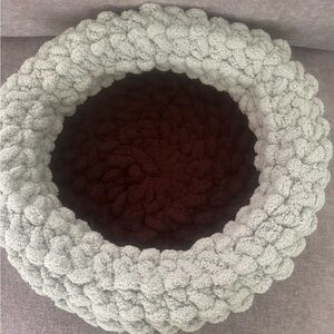 Cozy Knitted Dog Bed - Gray and Brown